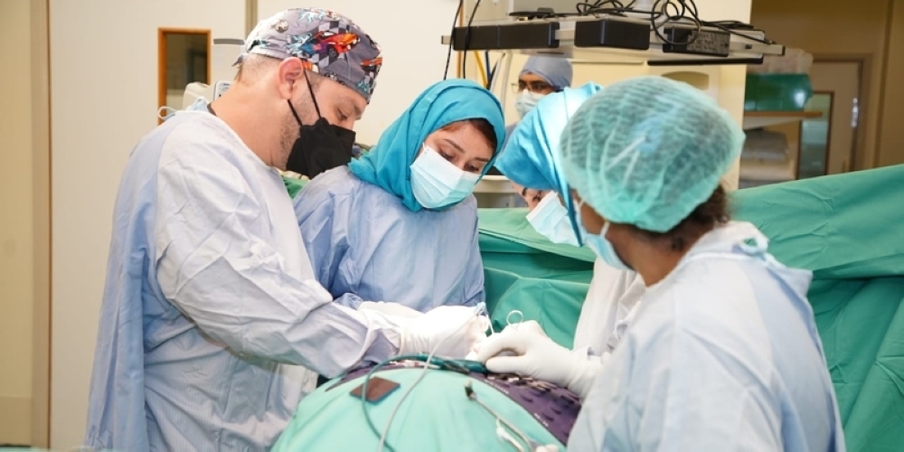 «السلطاني» يتمكن من استئصال غدة درقية في عملية جراحية نادرة