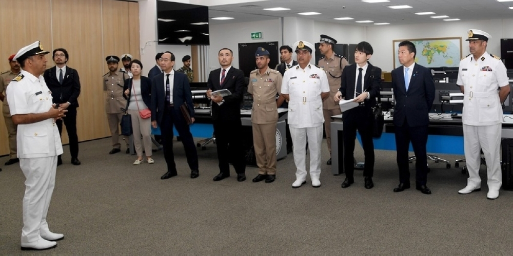 وفد ياباني يزور مركز الأمن البحري