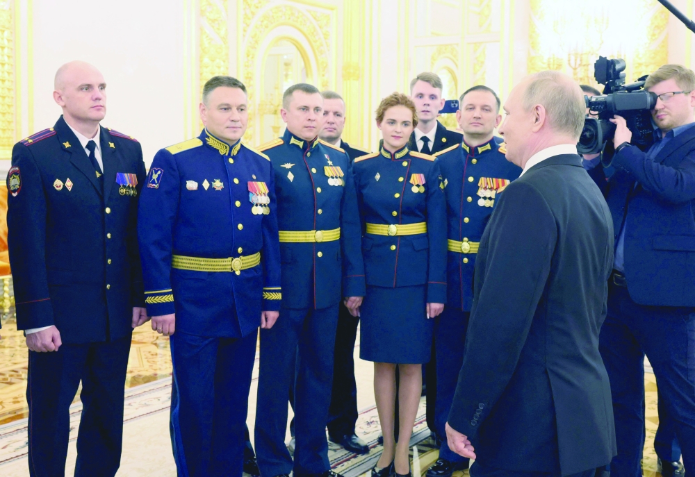 بوتين :سنكون أقوى وسنبدأ بتطوير قواتنا ب”سارمات أحدث صاروخ عابر للقارات
الجيش الروسي الروسي يسيطرعلى توشكيفكا واحتدام القتال في لوغانسك شرق دونباس