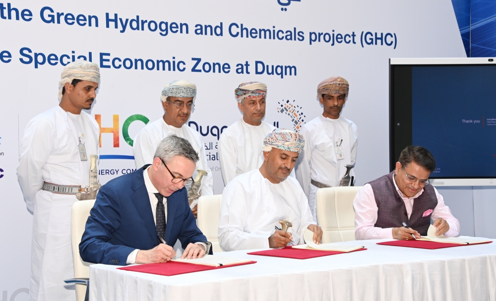توقيع اتفاقية لبدء تنفيذ المرحلة الأولى لمشروع الهيدروجين الأخضر والأمونيا الأول بالدقم