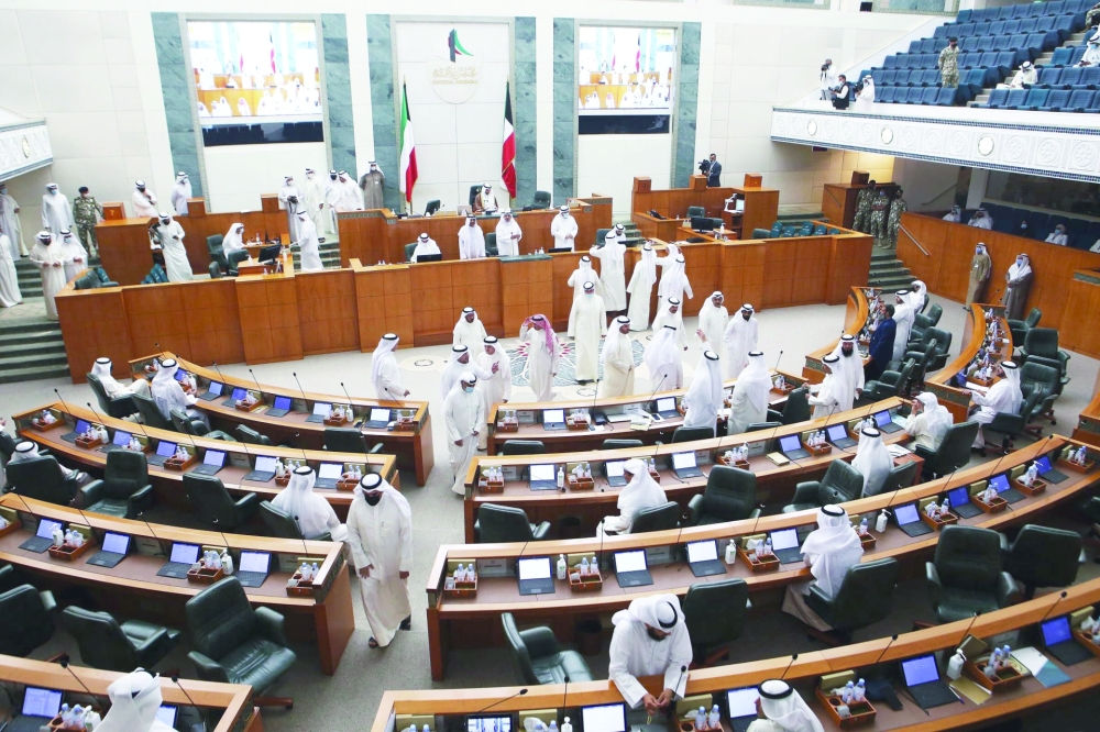 ولي عهد الكويت يعلن حل البرلمان والدعوة لإجراء انتخابات عامة