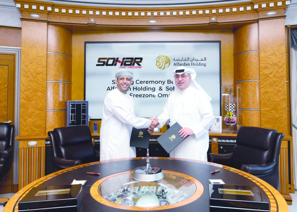 اتفاقية تعاون بين ميناء صحار و”الفردان” لتوسعة مجمع السيارات