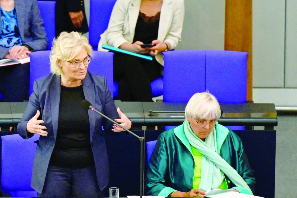 وزيرة الدفاع الألمانية: أوكرانيا تسلمت 12 مدفع هاوتزر 2000