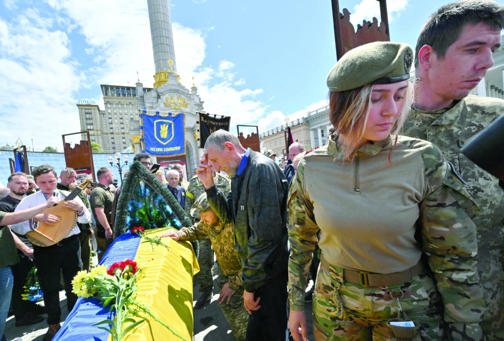 شولتس يؤكد: المفاوضات بين موسكو وكييف”ما زالت بعيدة” ويدعو لمواصلة الدعم
الجيش الروسي يدك “ليسيتشانسك” بالمدفعية والصواريخ ويتقدم  شرق أوكرانيا