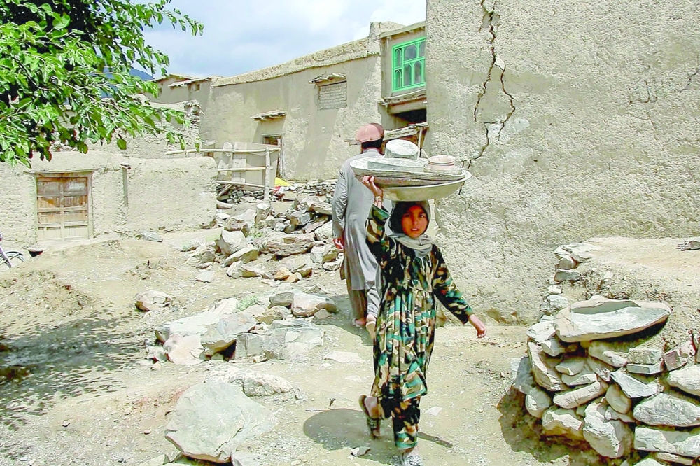 آخرون عالقون تحت الانقاض بانتظار مساعدات فورية
ألف قتيل  في زلزال جنوب شرق أفغانستان