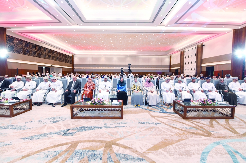 بحث آليات تطوير المنظومة التعليمية بسلطنة عمان وتعزيز مهارات المستقبل