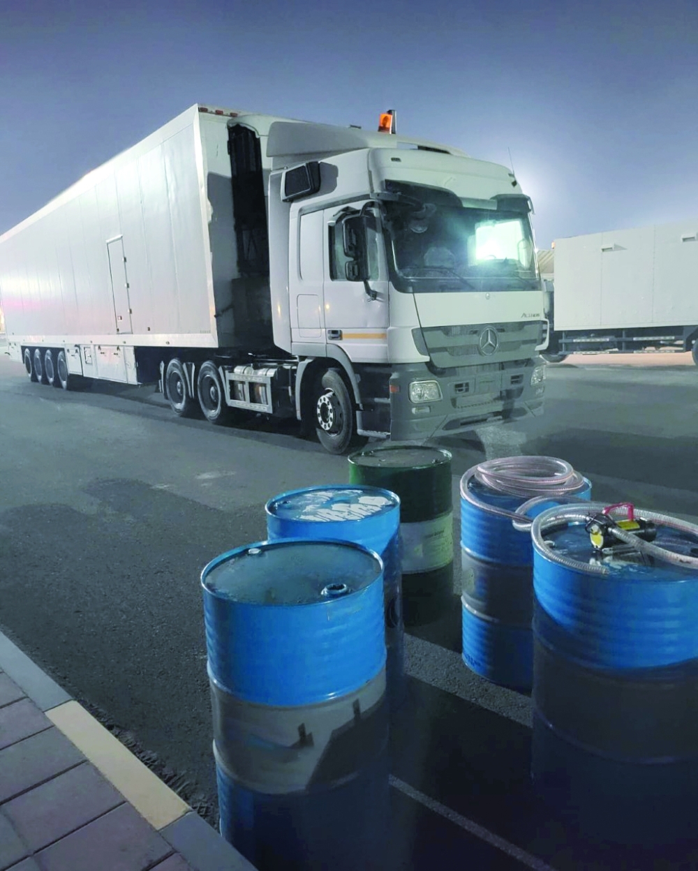 ضبط شاحنتين لتهريب الديزل بالبريمي