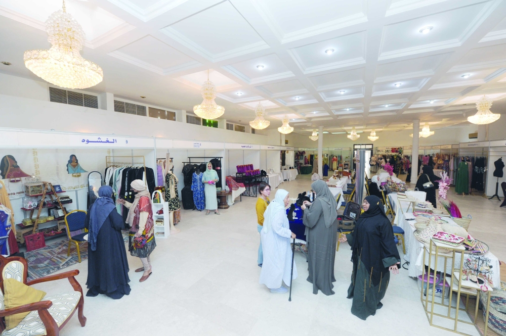 “هبطة العيد” يعرض منتجات الأسر المنتجة.. و34 مشاركة يؤكدن أهميته التسويقية