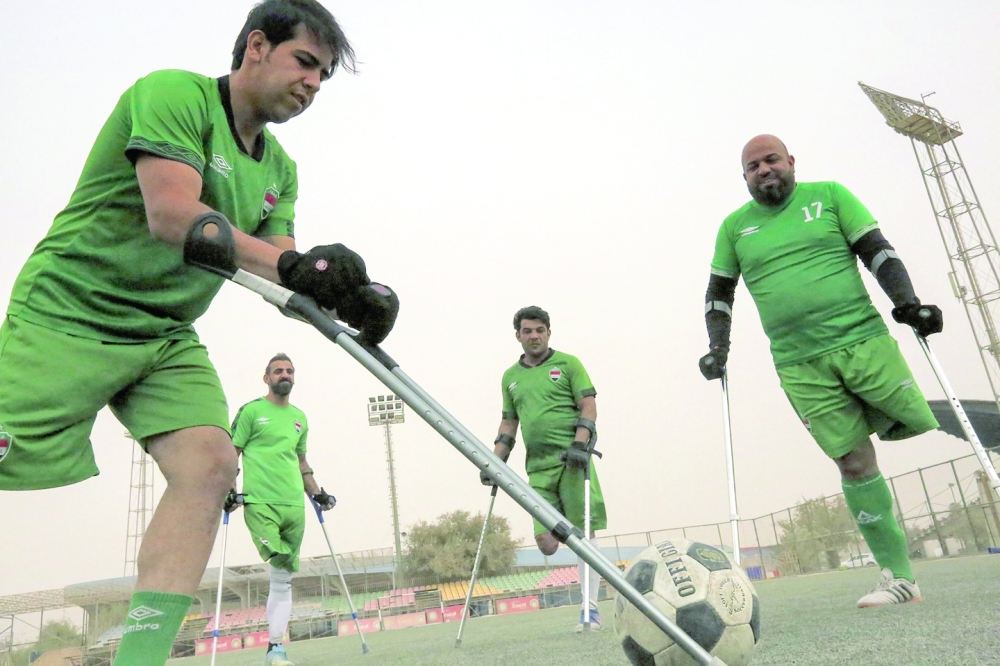 شبان عراقيون يؤسّسون فريق كرة قدم لمبتوري الأطراف