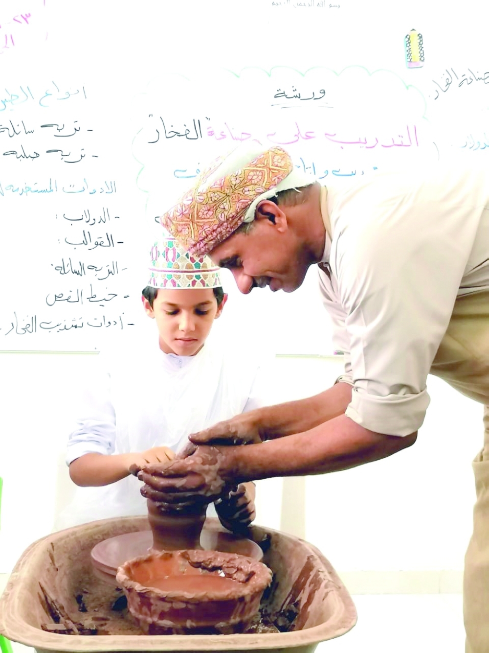 تدريب الأطفال في بهلا على إنتاج الفخار والخزف