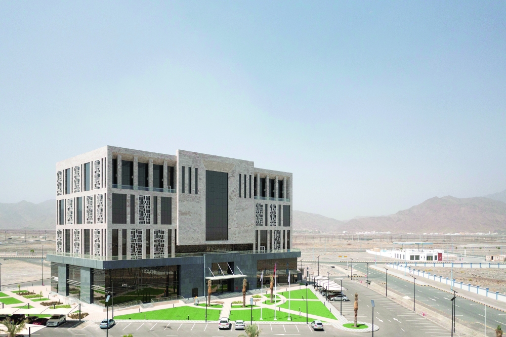 مدائن تفتتح “مبنى الخدمات” ومركز “مسار” في مدينة سمائل الصناعية