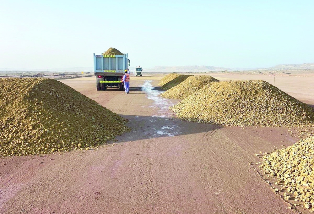 بطول 16 كم … إسناد المرحلة الأولى من أعمال الطريق الوطني 32 بالدقم