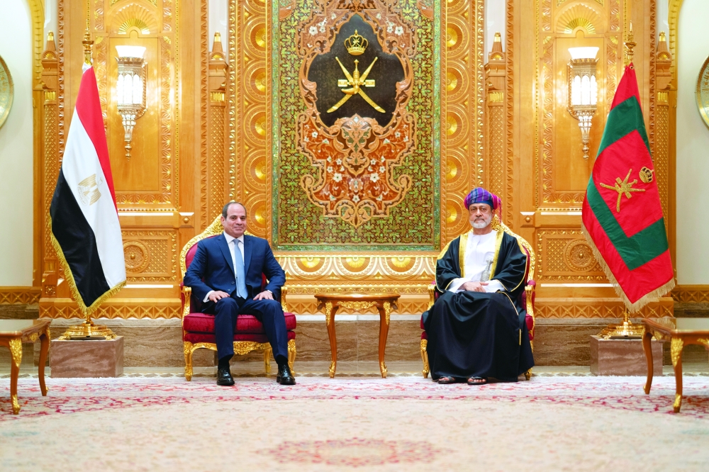 جلالة السلطان والرئيس المصري يستعرضان مسيرة العلاقات وأوجه التعاون الثنائي