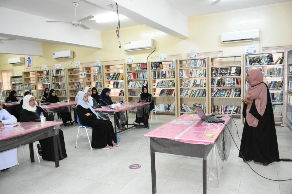 اللجنة الثقافية تنظم دورة أساسيات المناظرة بنادي الشباب