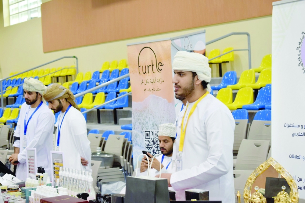 120 مشاركا بمعرض المنتجات العُمانية بمحافظة الظاهرة