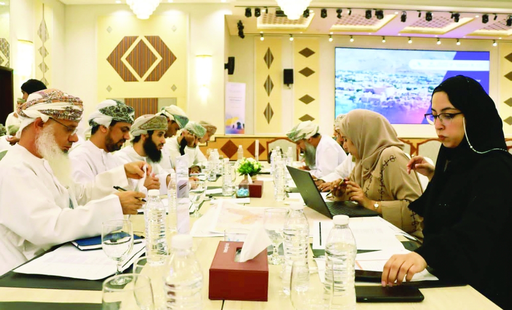 استعراض تنفيذ مشاريع التنمية العمرانية بالداخلية