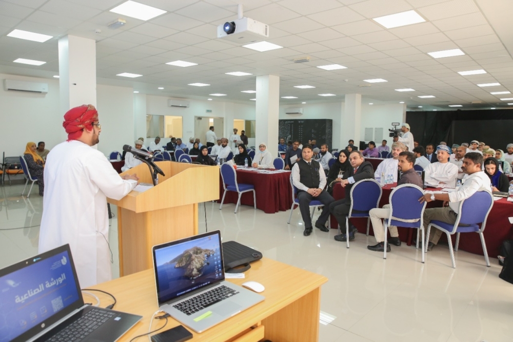 مناقشة البرامج التخصصية المقترحة لفرع «جامعة التقنية» بمسندم
