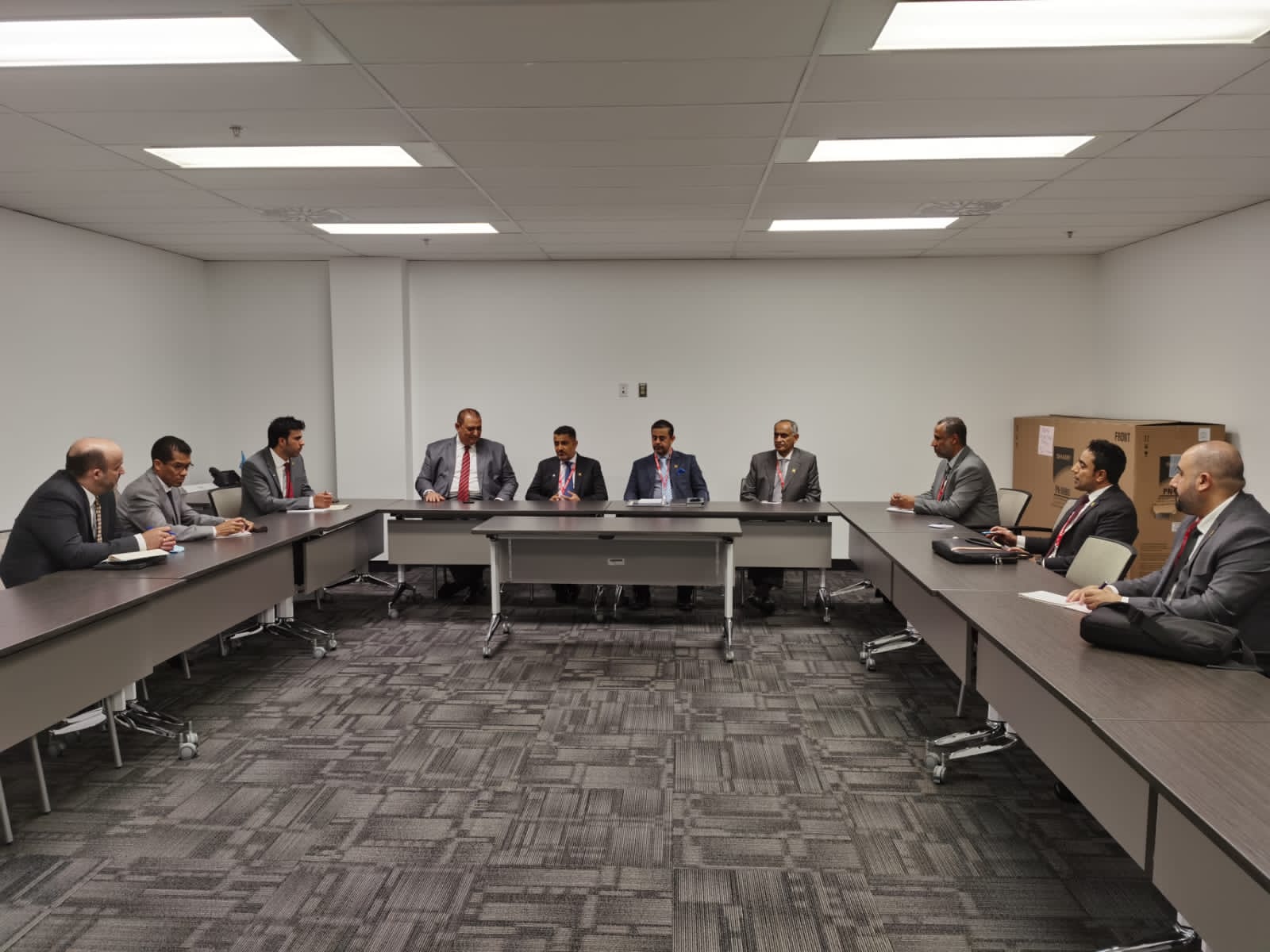 وزير النقل والاتصالات وتقنية المعلومات يلتقي بمسؤولين دوليين في مجال الطيران المدني