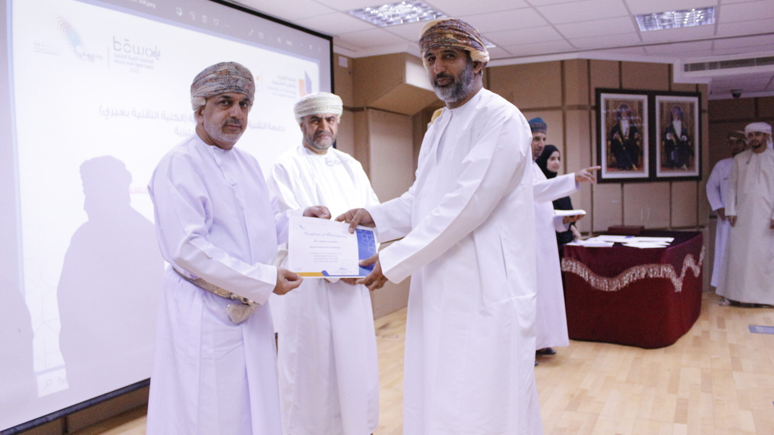 جامعة التقنية والعلوم التطبيقية بعبري تختتم دورات خدمة المجتمع