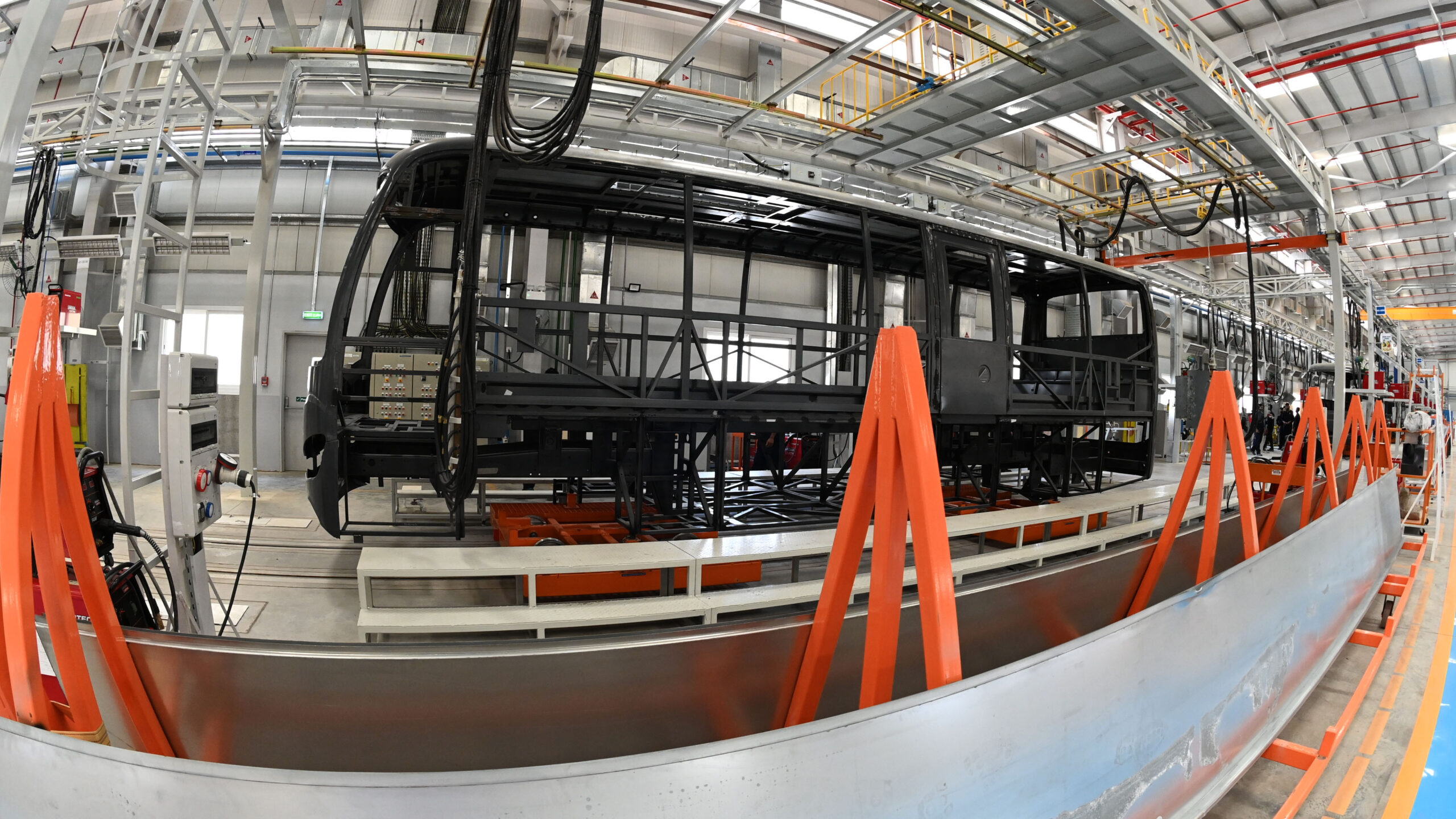 مصنع كروة للسيارات بالدقم.. نقلة نوعية في الصناعة العُمانية 8 62b6d56f925c5 scaled