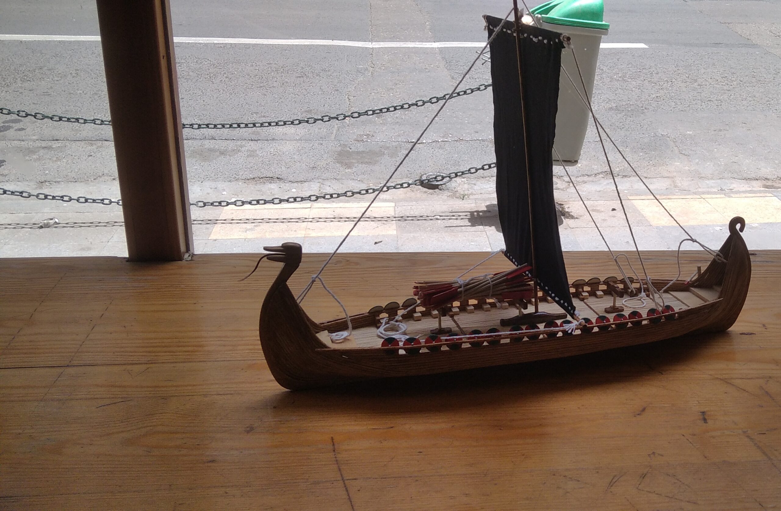 جزائريٌّ شغوف بصناعة مجسّمات السفن اليونانية والفينيقية