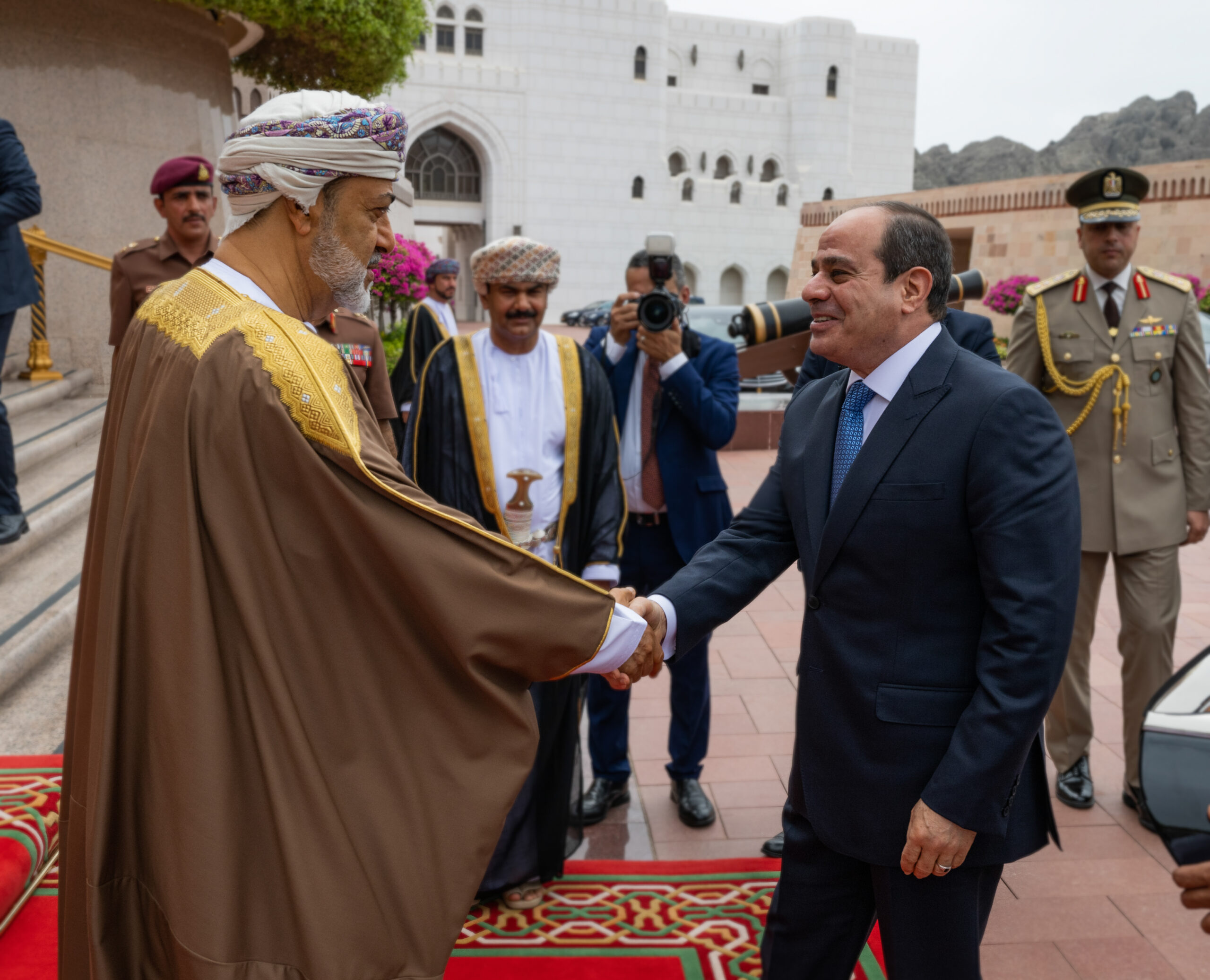 جلالة السُّلطان المعظم والرئيس المصري يعقدان لقاءً أخويًّا