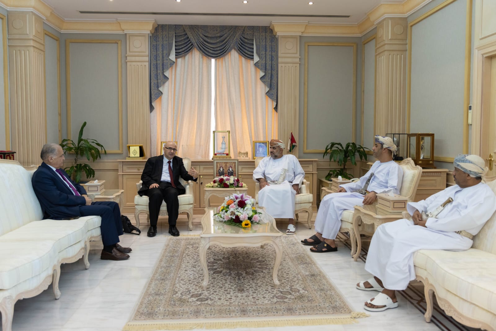 وزير الإسكان والتخطيط العمراني يستقبل وفداً فلسطينياً