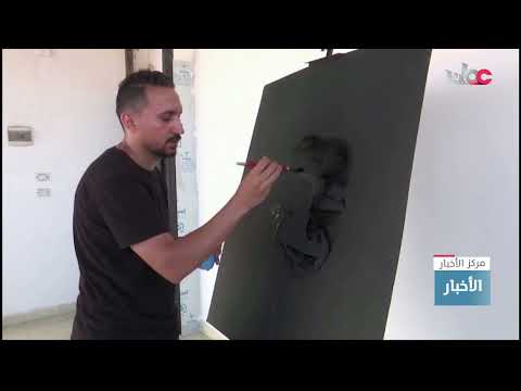 فنان مصري يستخدم مواد غير تقليدية في أعماله الفنية