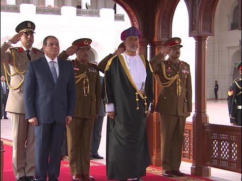 جلالة السلطان ‎#هيثم_بن_طارق المعظم في مقدمة مستقبلي فخامة الرئيس المصري لدى وصوله سلطنة عمان