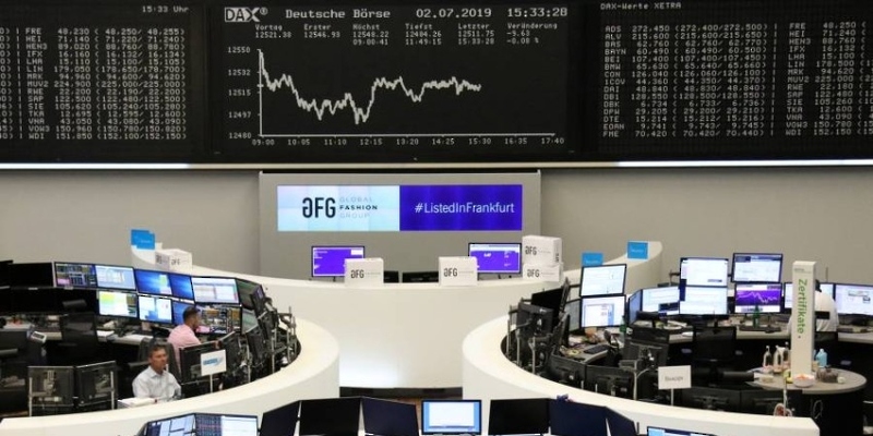 الأسهم الأوروبية تنخفض مع تراجع أسعار السلع الأولية والمخاوف من التضخم