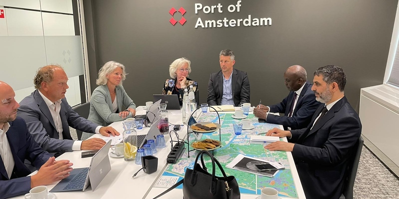 بحث التعاون بين سلطنة عُمان وميناء أمستردام في قطاع اللوجستيات والبنى الأساسية للموانئ