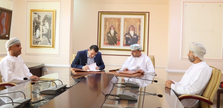 التوقيع على اتفاقية توفير منظومة خدمات إلكترونية لمحافظة الداخلية