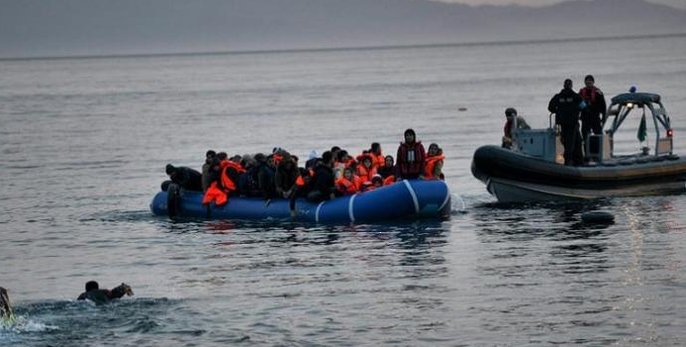 اليونان تنقذ 220 مهاجرًا على متن قارب صيد