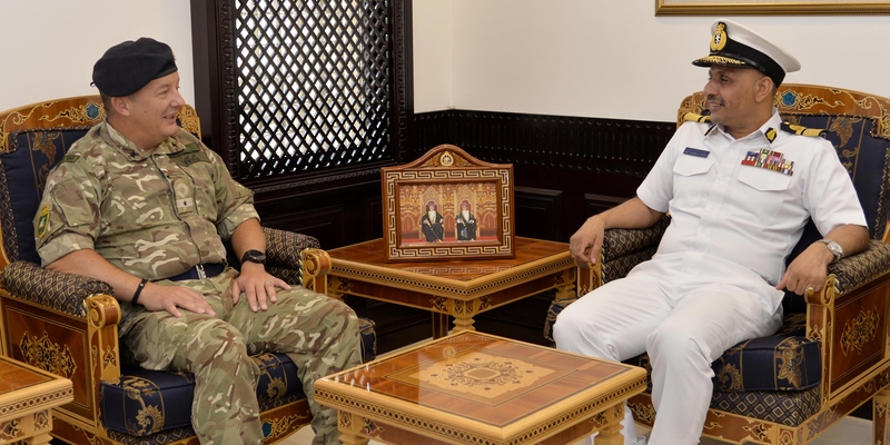 قائد البحرية السلطانية العُمانية يستقبل قائد العنصر البحري البريطاني