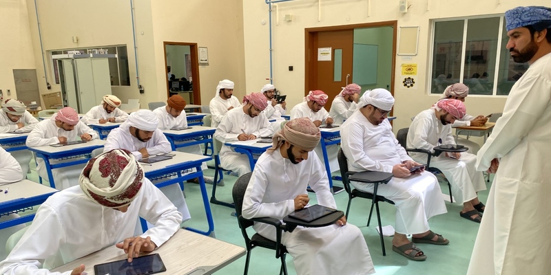 إجراء اختبارات للباحثين عن عمل بمحافظة البريمي