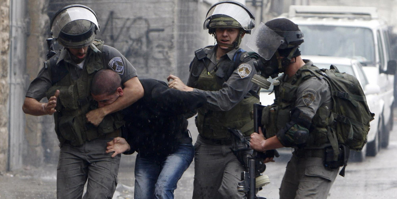 قوات الاحتلال تعتقل ١٤ فلسطينيًا في الضفة الغربية