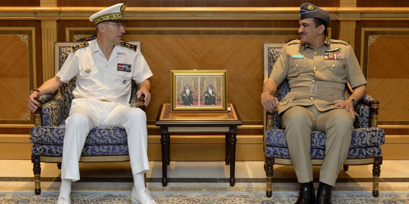 قائد سلاح الجو السلطاني العُماني يستقبل قائد القوات الفرنسية