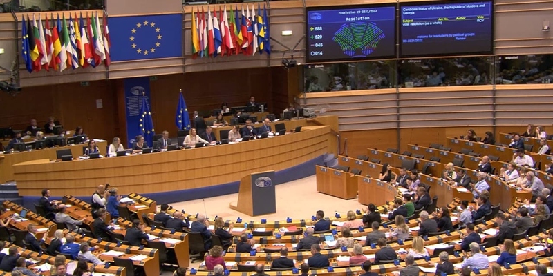 الاتحاد الأوروبي يمنح أوكرانيا ومولدافيا صفة مرشح لعضويته