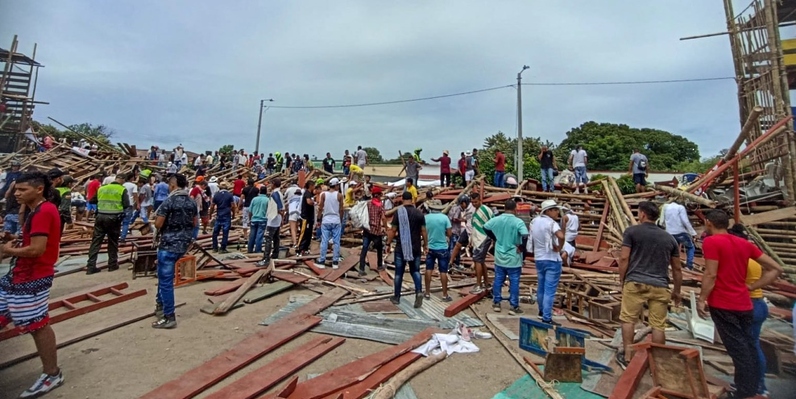 مصرع 4 أشخاص وأكثر من 300 مصاب في انهيار مدرج وسط كولومبيا