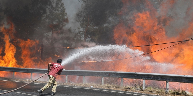 رجال الإطفاء يكافحون حرائق غابات في جنوب غرب تركيا