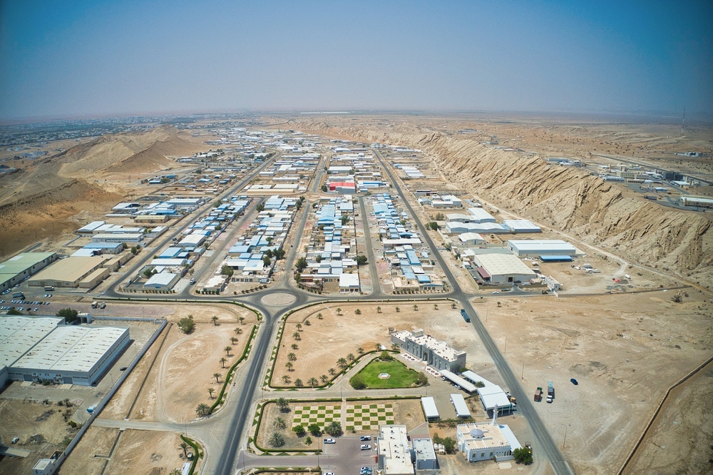 توقيع عقد لإنشاء مشروع محطة خدمات متكاملة للمركبات في مدينة البريمي الصناعية