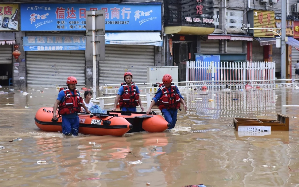 إجلاء مئات الآلاف في الصين إثر أمطار هي الأكثر غزارة منذ عقود