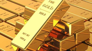 الأداء القوي للدولار يدفع الذهب لأسوأ ربع له منذ بداية 2021