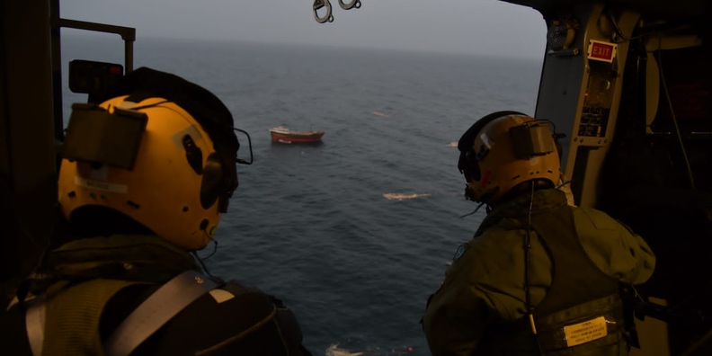 سلاح الجو السلطاني العُماني يقوم بعملية الإسناد والإشراف المباشر لعملية إنقاذ قارب في عرض البحر