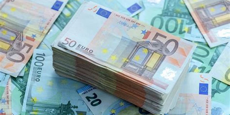 انخفاض اليورو بعد بيانات ضعيفة لمؤشر مديري المشتريات