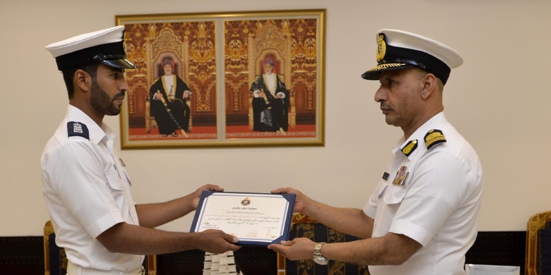 البحرية السُّلطانية العُمانية تكرّم أحد منتسبيها