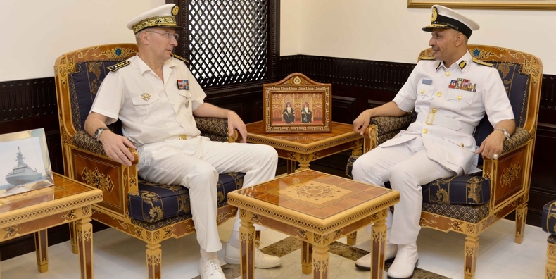 قائد البحرية السلطانية العمانية يستقبل قائد القوات الفرنسية