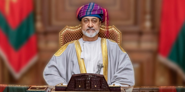 أمام المقام السامي لجلالة السلطان المعظم عدد من أصحاب السمو والمعالي يؤدونَ قسمَ اليمين