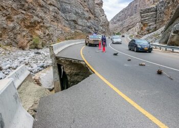 Road partially collapses in Oman