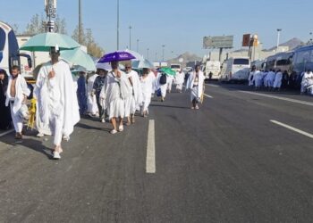 Eid Al-Adha: Pilgrims head to Mount Arafat for prayers